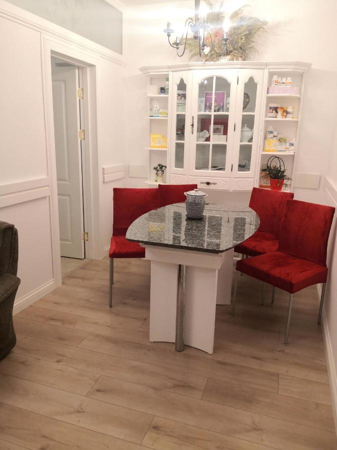 Apartament De Lux White&Red Сучава Экстерьер фото