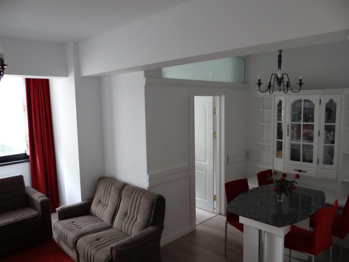 Apartament De Lux White&Red Сучава Экстерьер фото