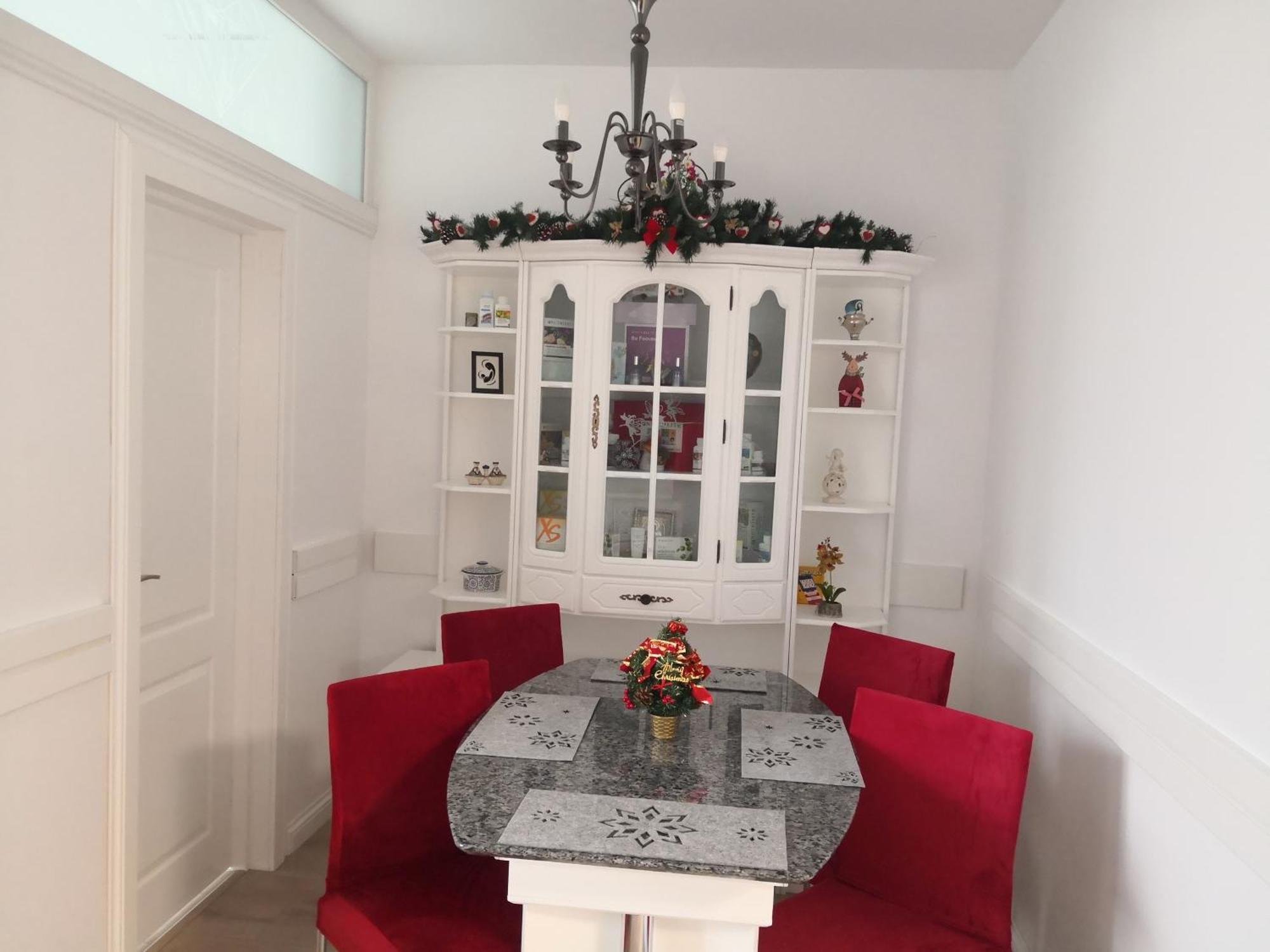 Apartament De Lux White&Red Сучава Экстерьер фото